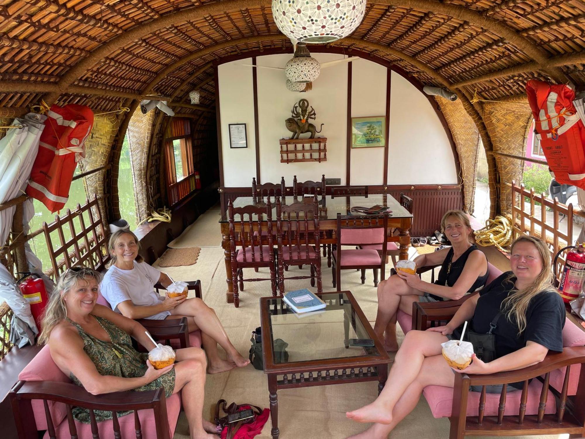 Thara'S Houseboat Hotel Alappuzha Екстериор снимка