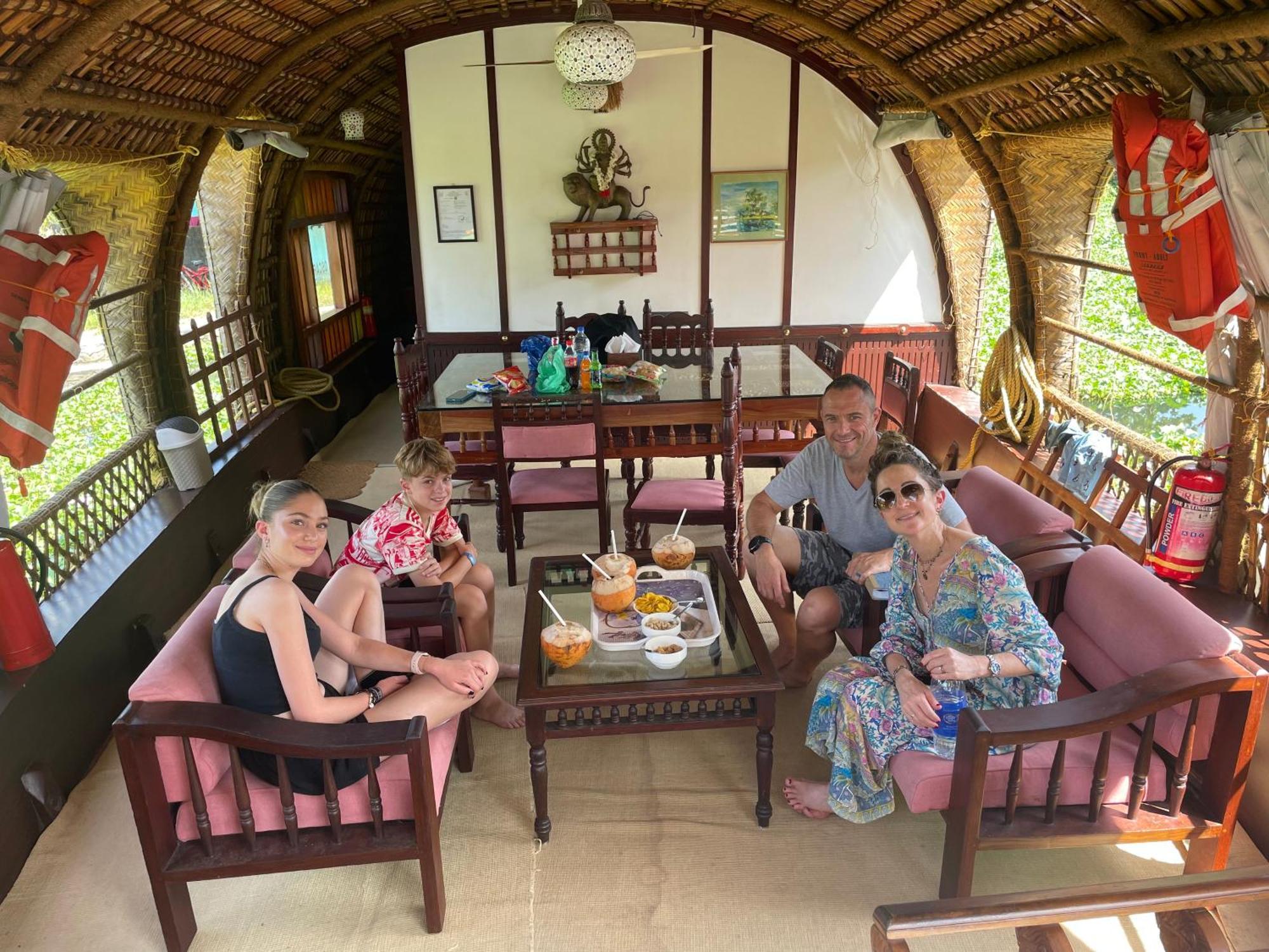 Thara'S Houseboat Hotel Alappuzha Екстериор снимка